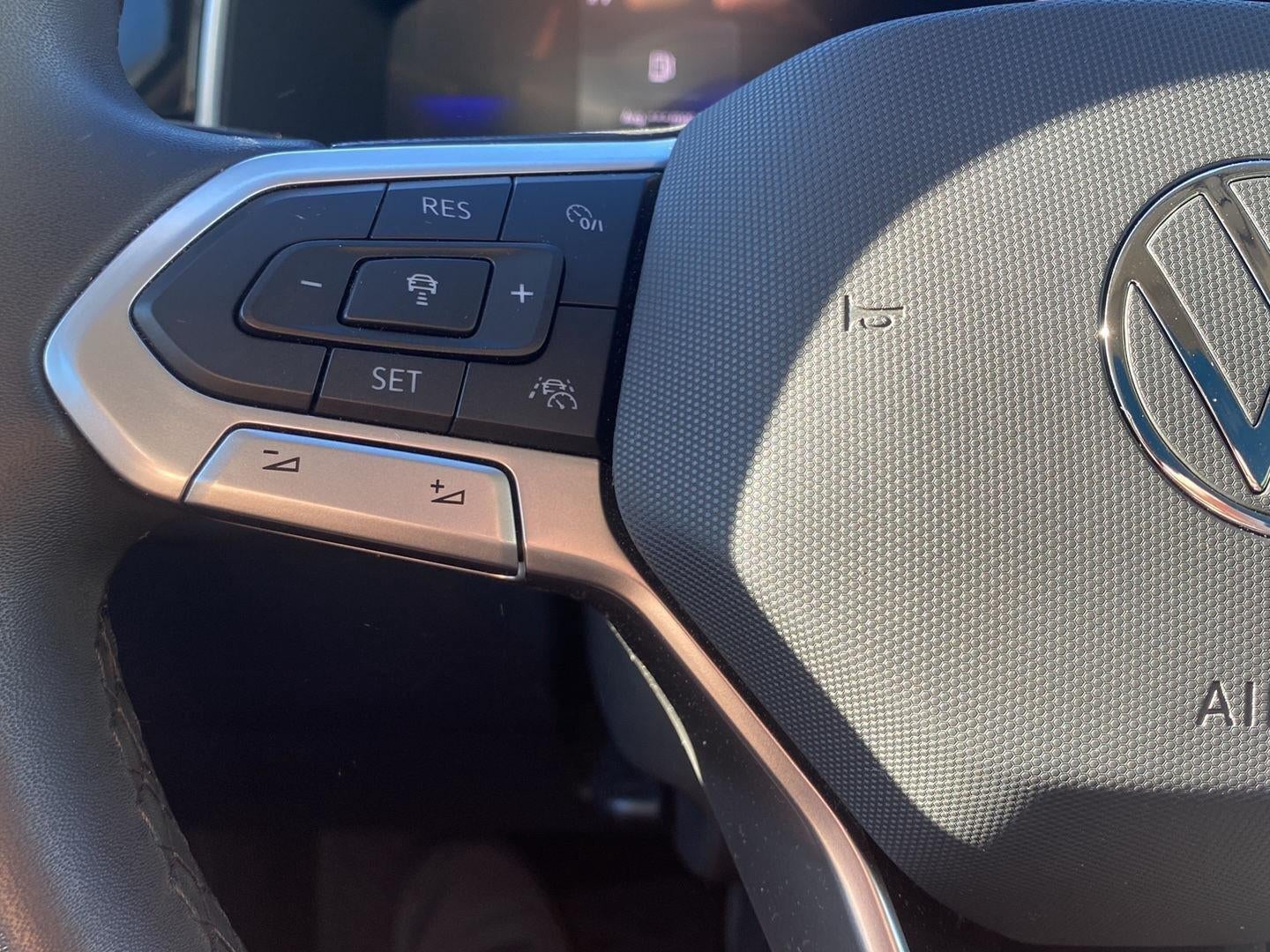 2025 Volkswagen Taos SE Black